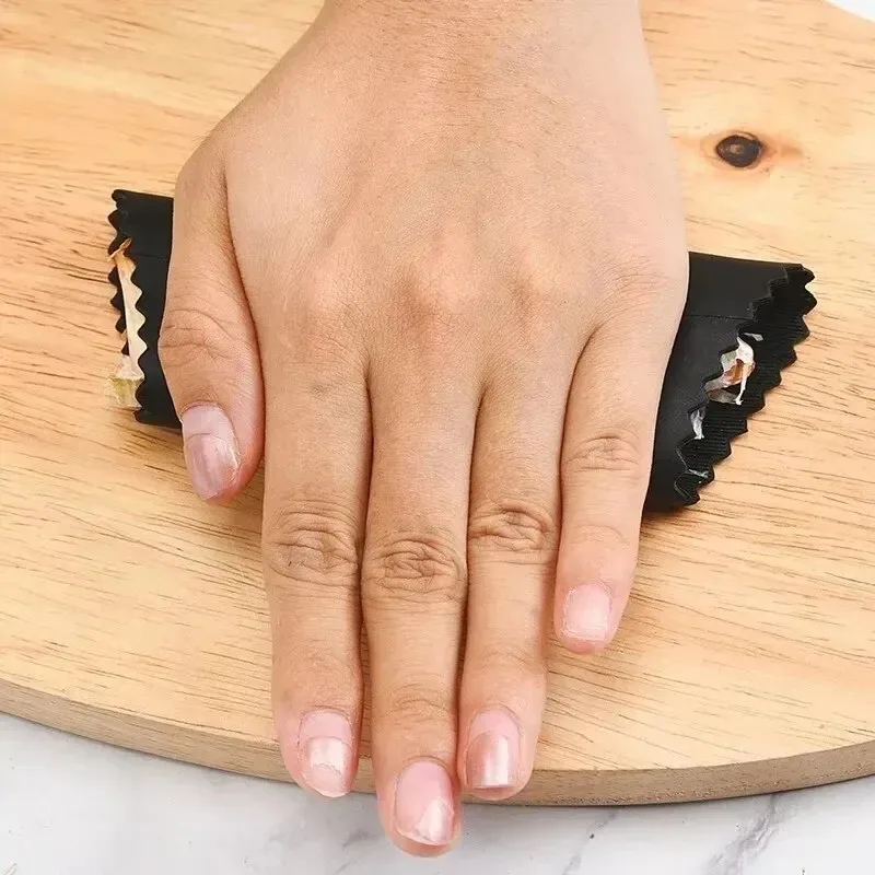 Tubo spelafili per aglio Peeli - Kitchen Gadgets Useful recensione e prezzo